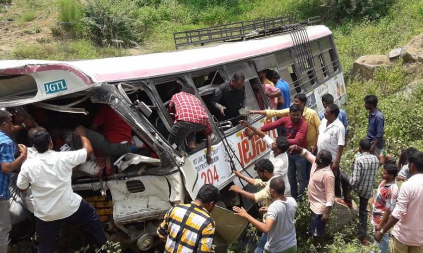 Φρικτό δυστύχημα στην Ινδία: Υπερφορτωμένο λεωφορείο έπεσε σε χαράδρα - Τουλάχιστον 55 νεκροί (Vids)