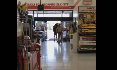 Εκαναν τα ψώνια τους στο σούπερ μάρκετ και έπαθαν... σοκ (video)