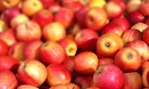 Εργαζόμενοι σε σούπερ μάρκετ πούλησαν... 15.000 μήλα σε έναν μόνο πελάτη και απολύθηκαν!