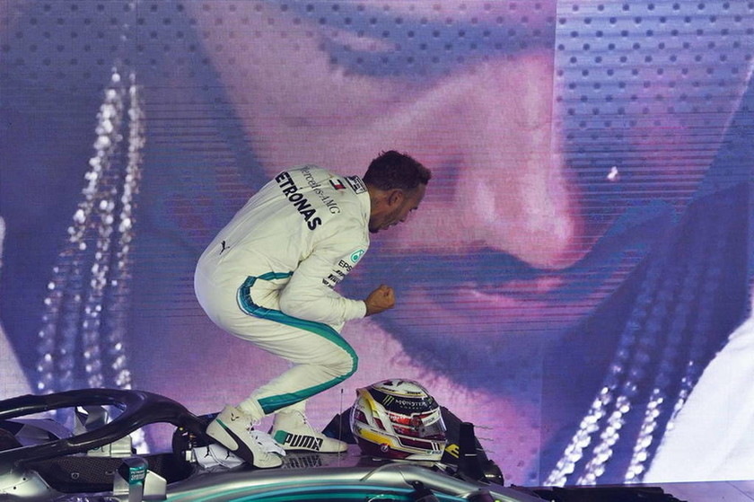 Formula 1: Νυχτερινός «περίπατος» για Χάμιλτον και Mercedes στη Σιγκαπούρη (pics&vid)