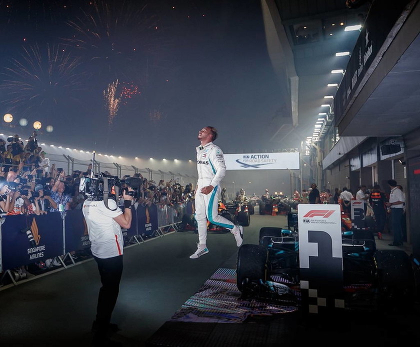 Formula 1: Νυχτερινός «περίπατος» για Χάμιλτον και Mercedes στη Σιγκαπούρη (pics&vid)
