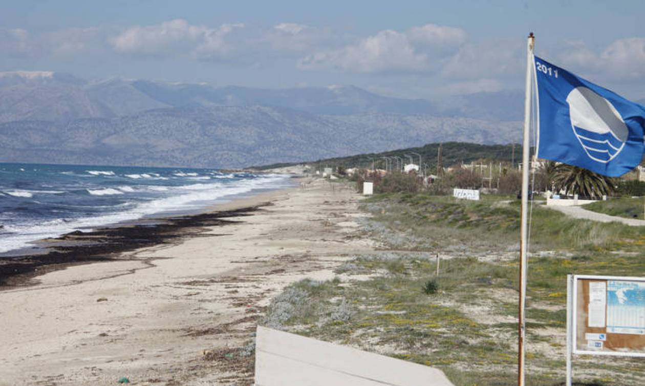 Αυτές είναι οι οκτώ παραλίες που έχασαν τις γαλάζιες σημαίες τους