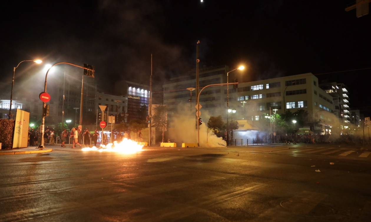 Μολότοφ και χημικά στην πορεία μνήμης για τον Παύλο Φύσσα στον Πειραιά