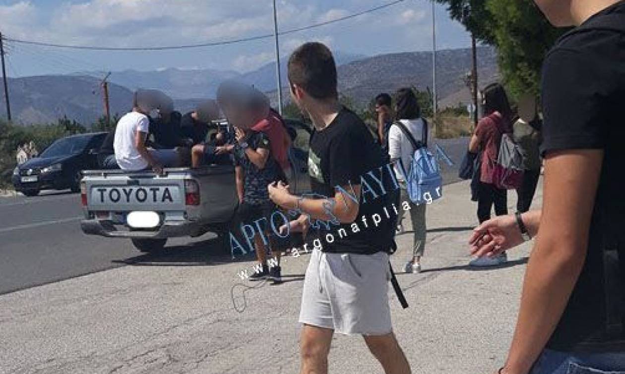 Στην Αργολίδα δεν έχουν σχολικό και μεταφέρουν τους μαθητές στην καρότσα αγροτικού