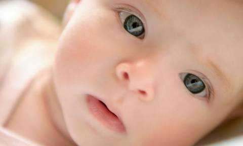 Γιατί τα βρέφη γεννιούνται με γκρίζα-μπλε μάτια;