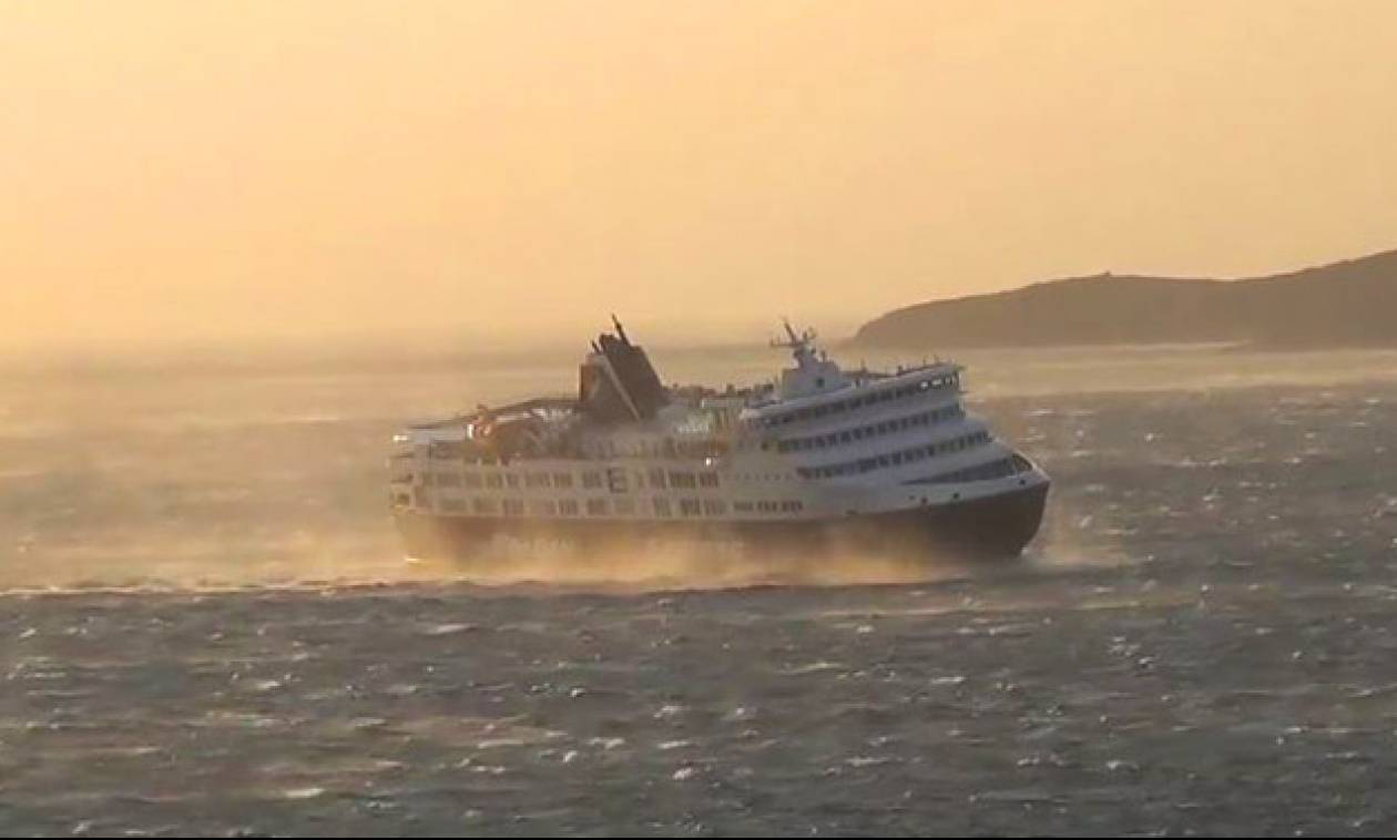 «Μάχη» με βοριά 9 μποφόρ έδωσε το Superferry για να δέσει στο λιμάνι της Τήνου (vid)