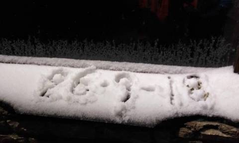 Καιρός: Το «έστρωσε» στον Παρνασσό – Τα πρώτα χιόνια (ΔΕΙΤΕ LIVE ΕΙΚΟΝΑ)