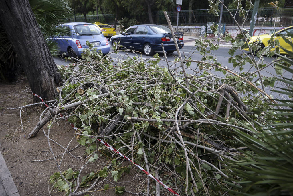 Πώς να προστατευτείτε από καταιγίδα και θυελλώδεις ανέμους