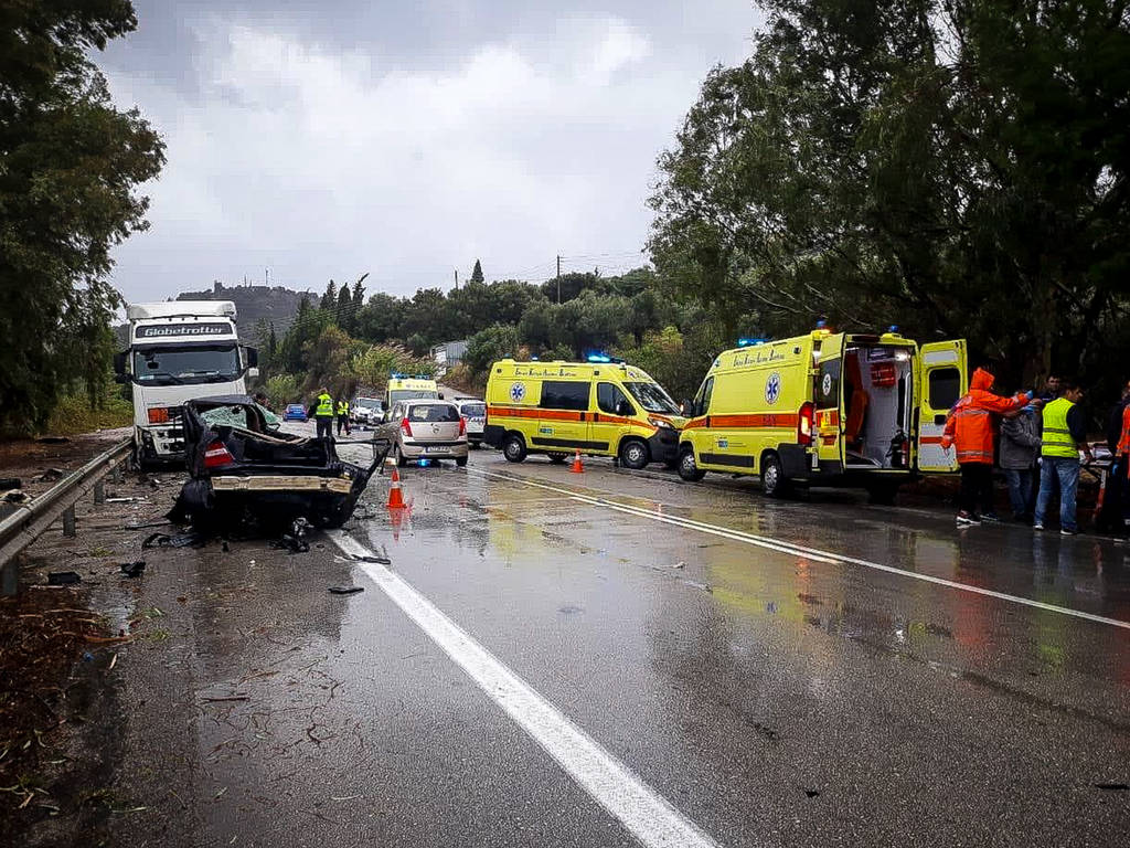 Τραγωδία στην Πατρών-Πύργου: Δύο νεκροί έπειτα από σφοδρή σύγκρουση νταλίκας με τρία Ι. Χ. (pics)