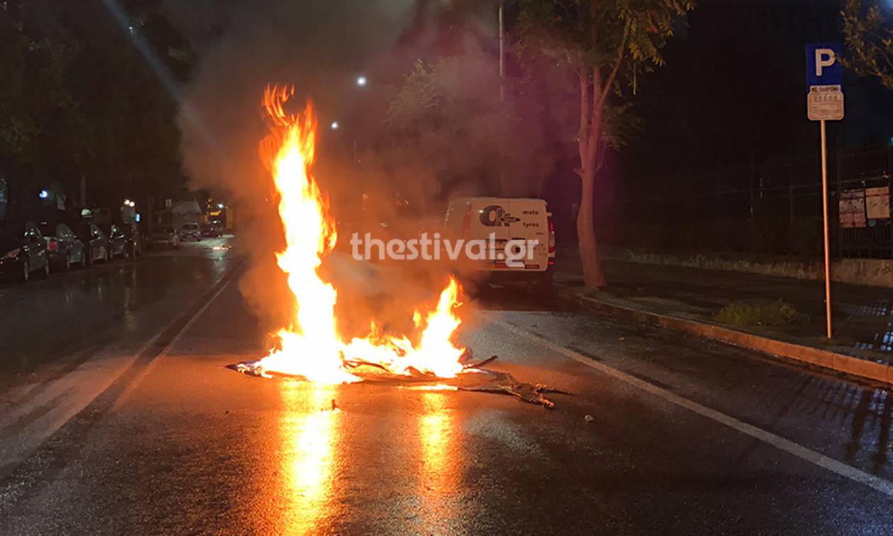 Θεσσαλονίκη: Κουκουλοφόροι με μολότοφ εναντίον αστυνομικών (pics&vid)