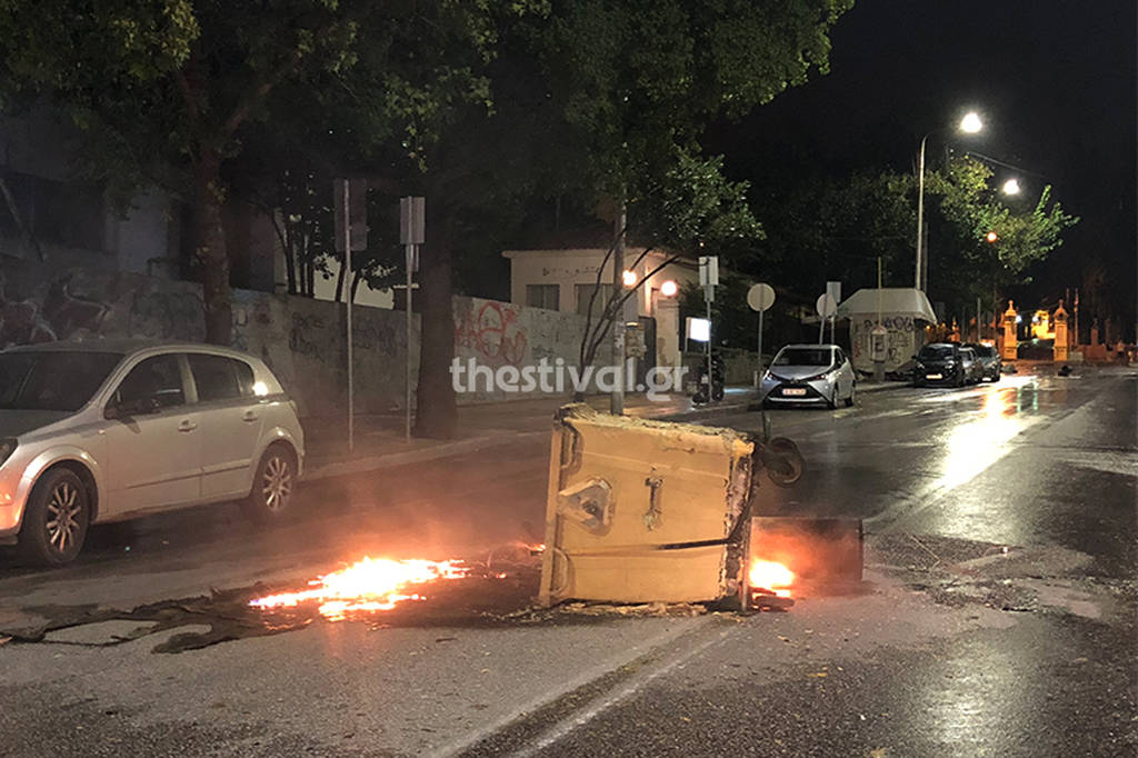 Θεσσαλονίκη: Κουκουλοφόροι εναντίον αστυνομικών με μολότοφ (pics&vid)