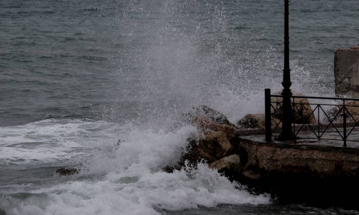 «Ζορμπάς»: Παραμένει το απαγορευτικό για απόπλου - Δείτε σε ποια λιμάνια είναι δεμένα τα πλοία