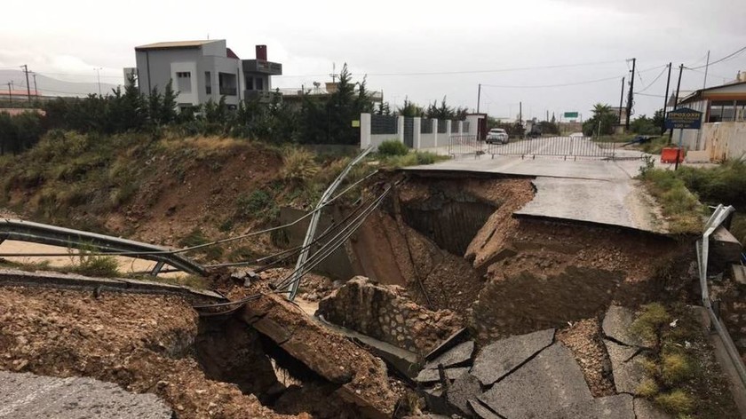 Κυκλώνας Ζορμπάς: Εικόνες ΣΟΚ από τα Μέγαρα – Κατέρρευσε γέφυρα (vids+pics)