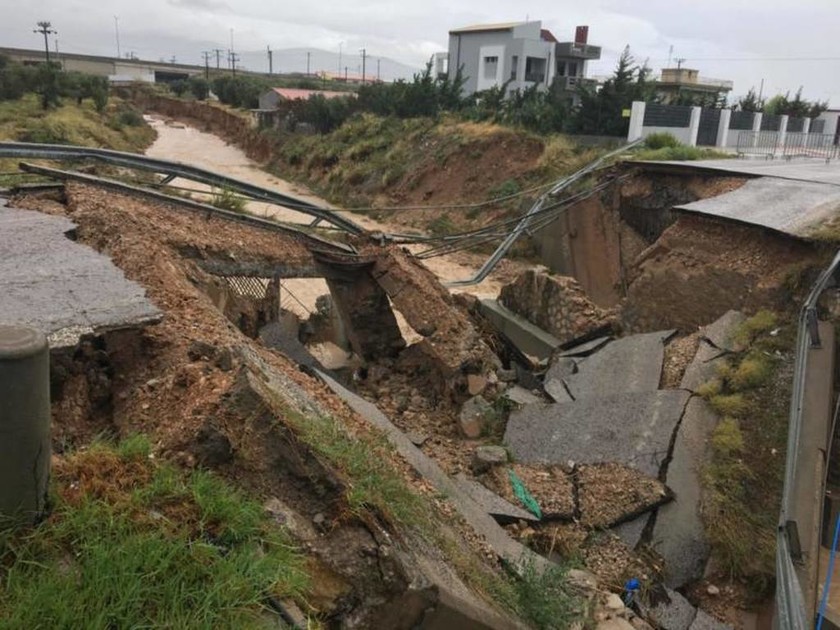 Κυκλώνας Ζορμπάς: Εικόνες ΣΟΚ από τα Μέγαρα – Κατέρρευσε γέφυρα (vids+pics)