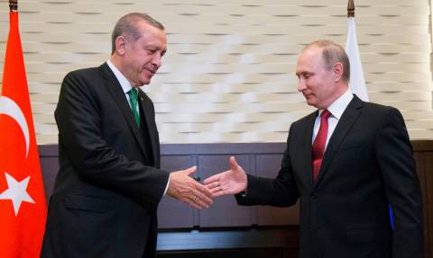 «Από μηχανής θεός» για τον Ερντογάν ο Πούτιν: Ο «Σουλτάνος» ζητά στενότερες σχέσεις με τη Ρωσία