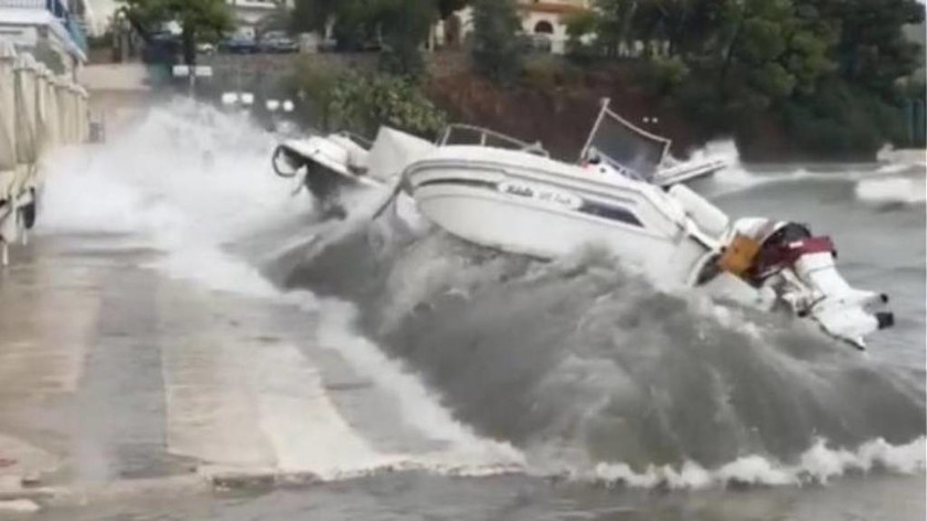 Κυκλώνας Ζορμπάς: Δέος προκαλούν οι εικόνες από την Επίδαυρο! Κύματα πετούν στη στεριά σκάφη (vids)