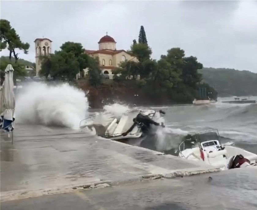 Κυκλώνας Ζορμπάς: Δέος προκαλούν οι εικόνες από την Επίδαυρο! Κύματα πετούν στη στεριά σκάφη (vids)