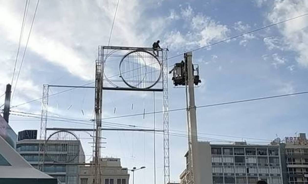 Ομόνοια: Αίσιο τέλος στο θρίλερ - Κατέβασαν από το γλυπτό τον άνδρα που απειλούσε να πέσει (vid+pic)