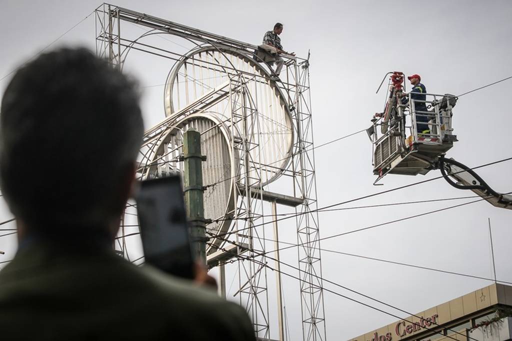 Γιατί απειλούσε να αυτοκτονήσει ο άνδρας στην Ομόνοια (pics)