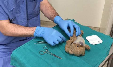 «Ραγίζει» καρδιές ο γιατρός που χειρούργησε αρκουδάκι για τον 8χρονο ασθενή του (pics)