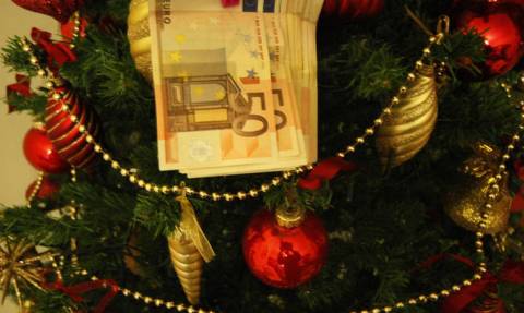 Σπάει τον... κουμπαρά ο Τσίπρας: Ποιοι θα πάρουν τα δώρα Χριστουγέννων που ετοιμάζει η κυβέρνηση