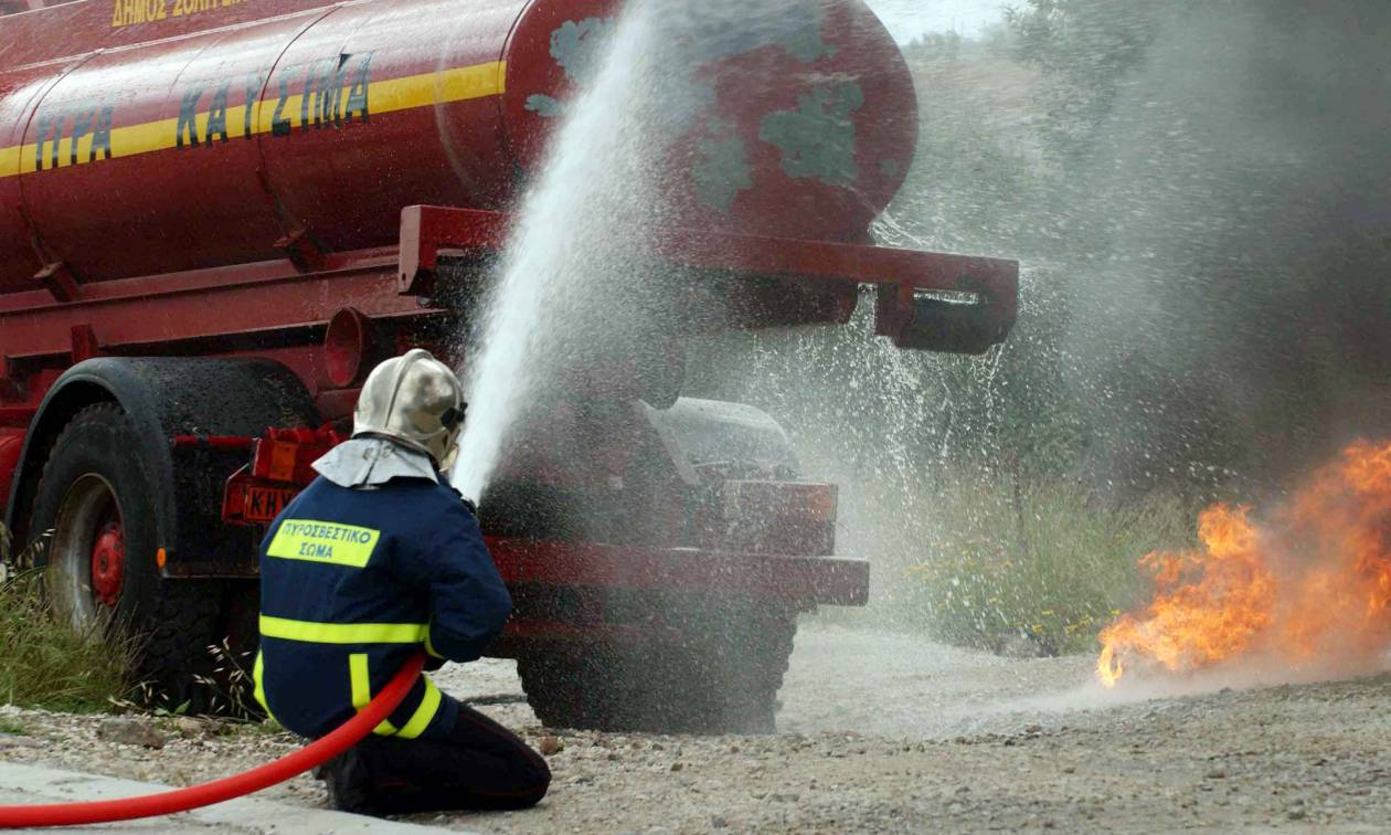 Συναγερμός στη Θεσσαλονίκη: Βυτιοφόρο έπεσε από γέφυρα και τυλίχθηκε στις φλόγες