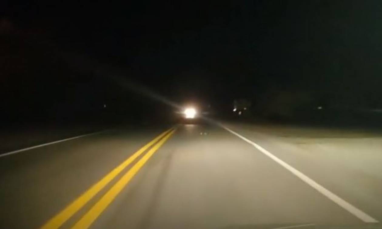 Αυτό είναι το κόλπο για να μη σας τυφλώνουν τα φώτα των αυτοκινήτων το βράδυ (vid)