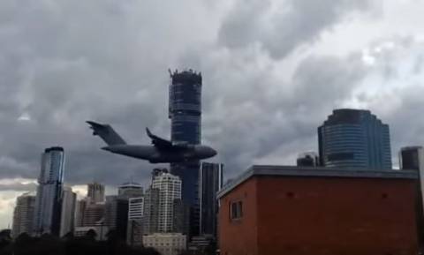 Εικόνες που κόβουν την ανάσα! Αεροπλάνο περνάει ξυστά από ουρανοξύστες (vid)