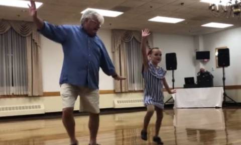 Ο απίστευτος χορός 10χρονης με τον 72χρονο παππού της (vid)