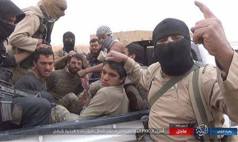 Ο τρόμος του ISIS επέστρεψε: Τζιχαντιστές άρχισαν να εκτελούν τους πρώτους από τους 700 ομήρους