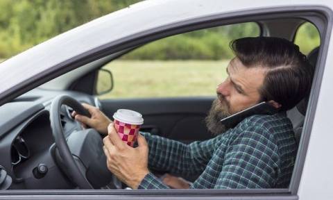 Προσοχή: Οδηγείς και μιλάς στο κινητό; Βαριές καμπάνες από την Τροχαία
