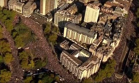 Εκατοντάδες χιλιάδες στη μεγαλύτερη διαδήλωση κατά του Brexit που έγινε ποτέ (Pics+Vids)