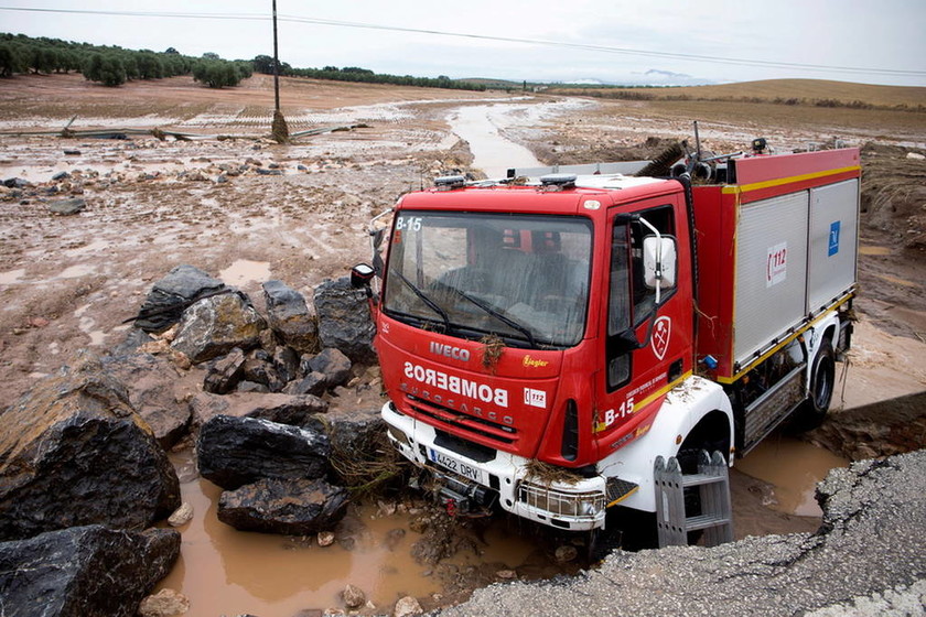 Τραγωδία στην Ισπανία: Πυροσβέστης έχασε τη ζωή του από τις σαρωτικές πλημμύρες (pics+vid)