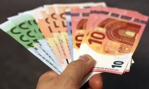 ΟΠΕΚΑ: «Τρέχουν» οι αιτήσεις για το επίδομα των 1.000 ευρώ - Δείτε αν το δικαιούστε