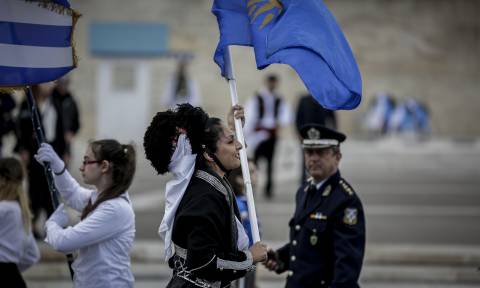 Μικροένταση στη μαθητική παρέλαση στην Αθήνα: Φώναξαν συνθήματα μπροστά από τους επίσημους