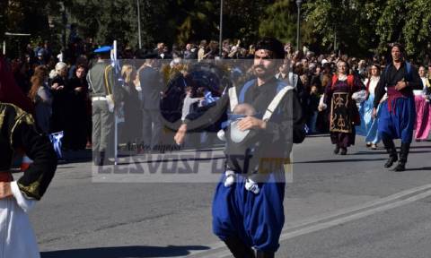 Μυτιλήνη: Συγκίνησε η παρέλαση… νεογέννητου! Το είχε σε μάρσιππο ο περήφανος μπαμπάς (pics)