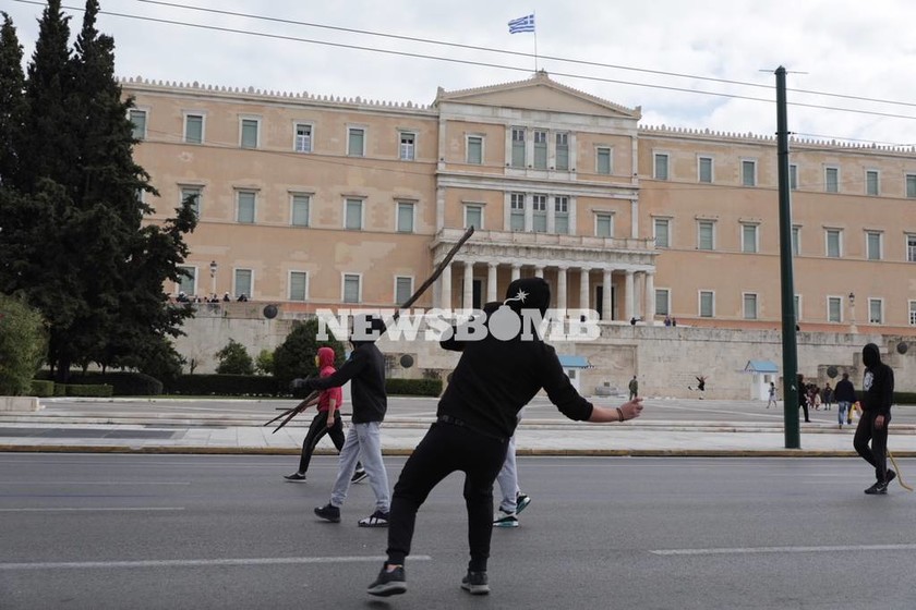 «Πεδίο μάχης» το κέντρο της Αθήνας: Πέτρες και μολότωφ σε Πολυτεχνείο και Σύνταγμα (pics)