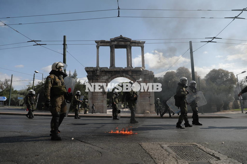 «Πεδίο μάχης» το κέντρο της Αθήνας: Πέτρες και μολότωφ σε Πολυτεχνείο και Σύνταγμα (pics)