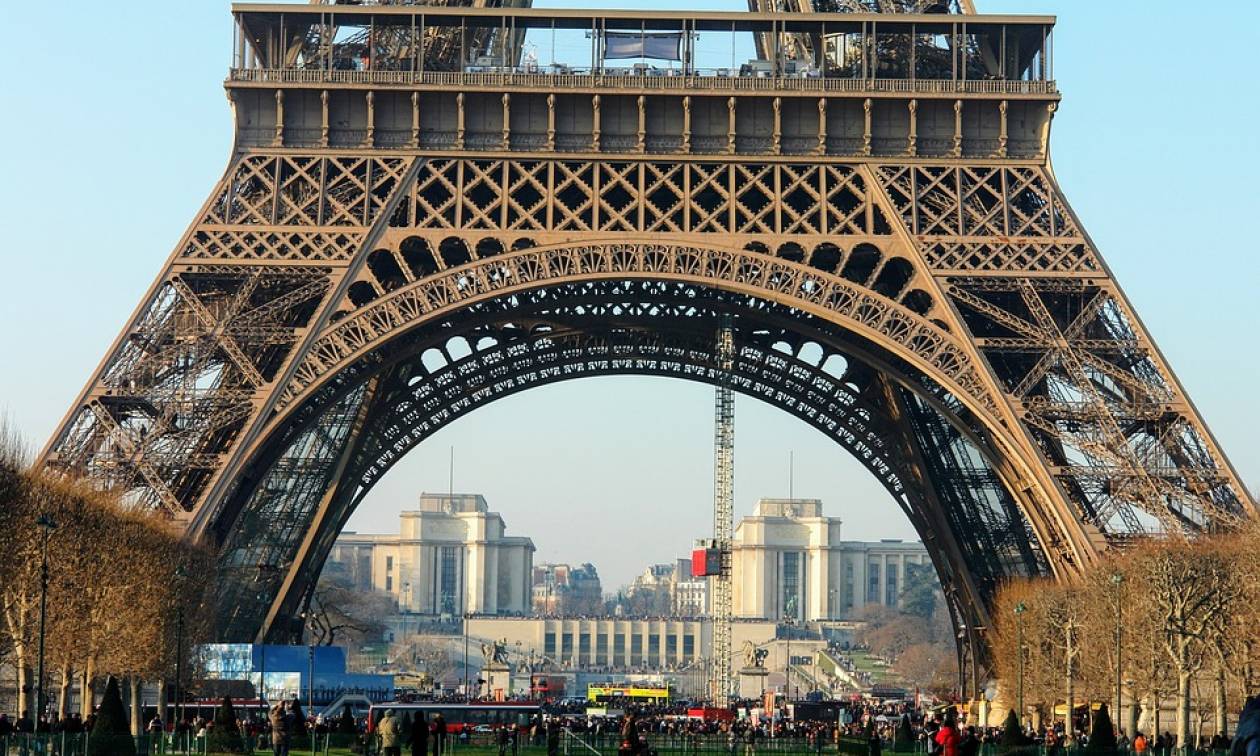 Γαλλία: Στο σφυρί ένα κομμάτι από τη σκάλα του Πύργου του Άιφελ