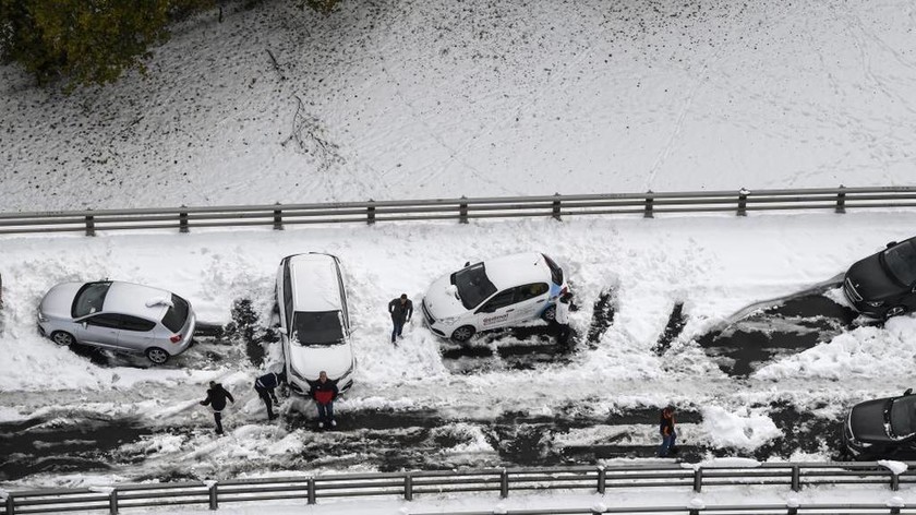 Συναγερμός στην Ευρώπη από φονική θεομηνία: Εικόνες Αποκάλυψης με ισχυρές καταιγίδες και χιόνια