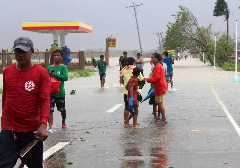 Φονικό το «χτύπημα» του τυφώνα Γιούτου: Τουλάχιστον τέσσερα παιδιά νεκρά 