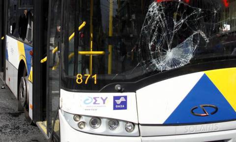 Νέες επιθέσεις σε λεωφορείο στη Συγγρού και σε τρένο στα Πετράλωνα – Μια τραυματίας