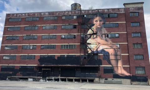 Παρεμβαίνοντας στο αστικό τοπίο: Αυτό το εντυπωσιακό γκραφίτι θα σας φτιάξει τη μέρα (Pics)