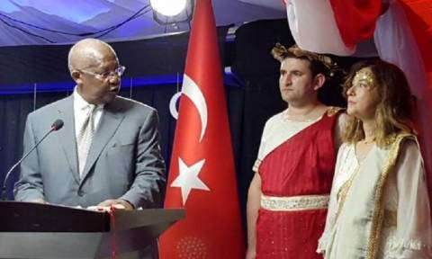 Ανθελληνικό μένος των Τούρκων: Ανακάλεσαν πρέσβειρα επειδή ντύθηκε «Ωραία Ελένη»