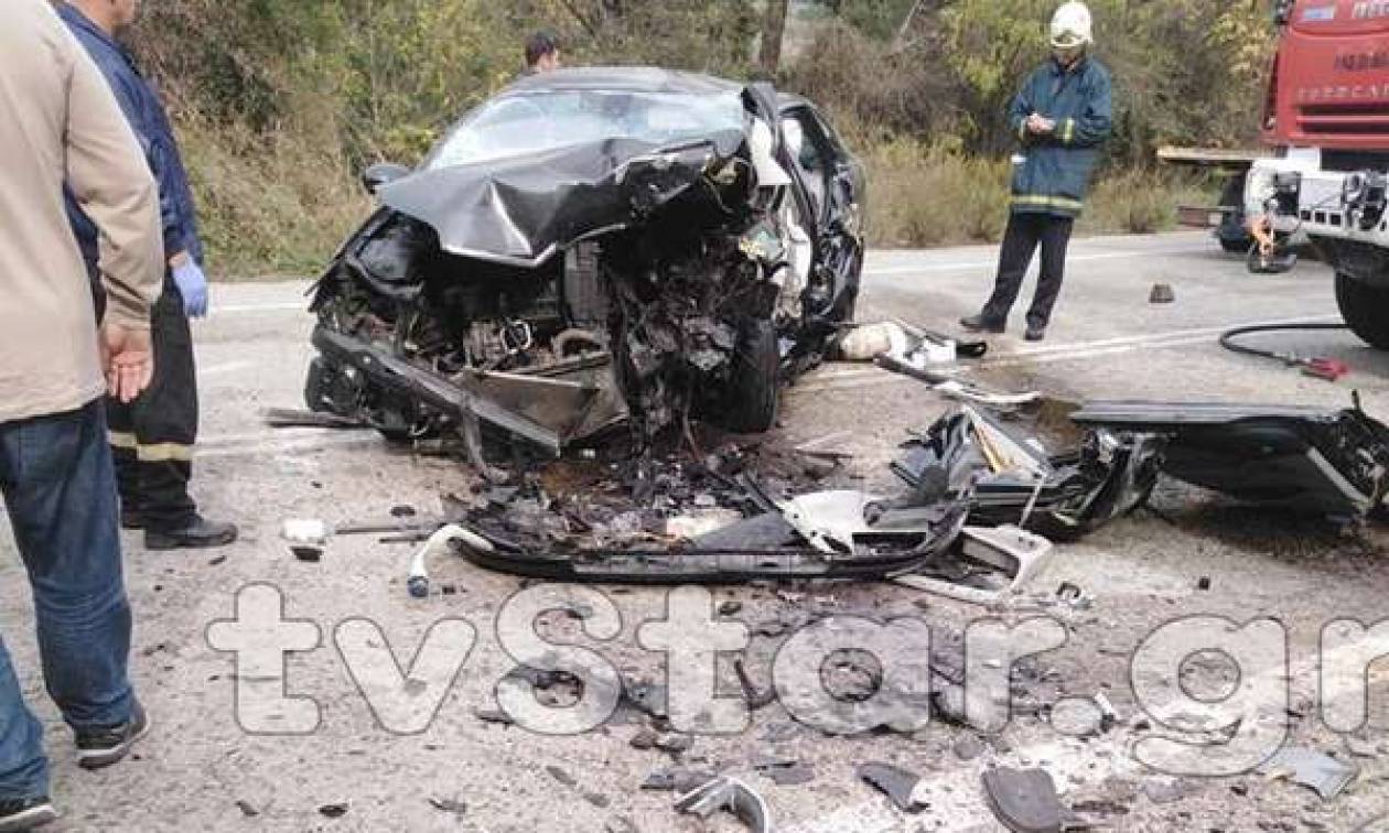 Σφοδρή μετωπική σύγκρουση με τρεις τραυματίες στην επαρχιακή οδό Αράχωβας - Λιβαδειάς (pics)