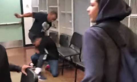 Σκηνές – Σοκ σε σχολείο: Καθηγητής «σακάτεψε» με γροθιές μαθητή που τον αποκάλεσε «νέγρο» (Vid)