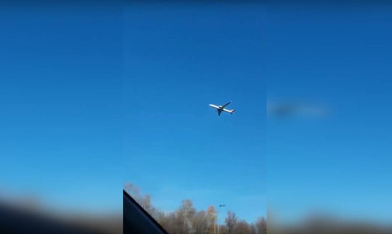 Εξωπραγματικό βίντεο: Αεροπλάνο έχει ακινητοποιηθεί στον αέρα και αφήνει «άφωνους» όσους το βλέπουν