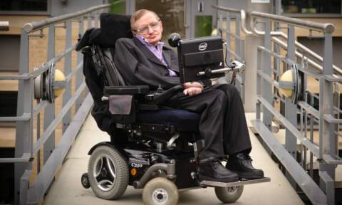 Στίβεν Χόκινγκ: Το αναπηρικό αμαξίδιό του πουλήθηκε σε δημοπρασία αντί 297.000 λιρών!