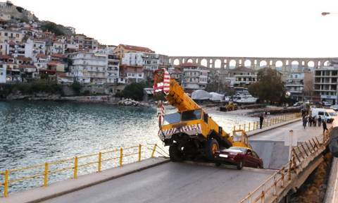Partial collapse of road bridge in Kavala triggers gov't visit, inspection