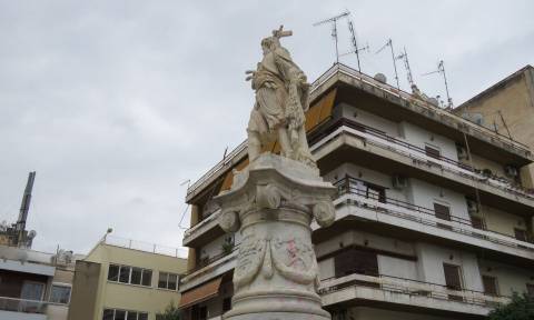 Λαμία: Άγνωστοι βανδάλισαν με μπογιές το άγαλμα του Αθανάσιου Διάκου (pics)
